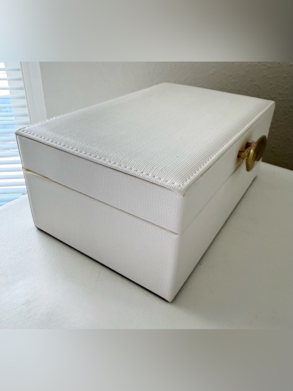 Kendra Scott | White Faux Leather Mirrored Jewelry Box | Gray Velvet Lined - Picture 2 of 11
